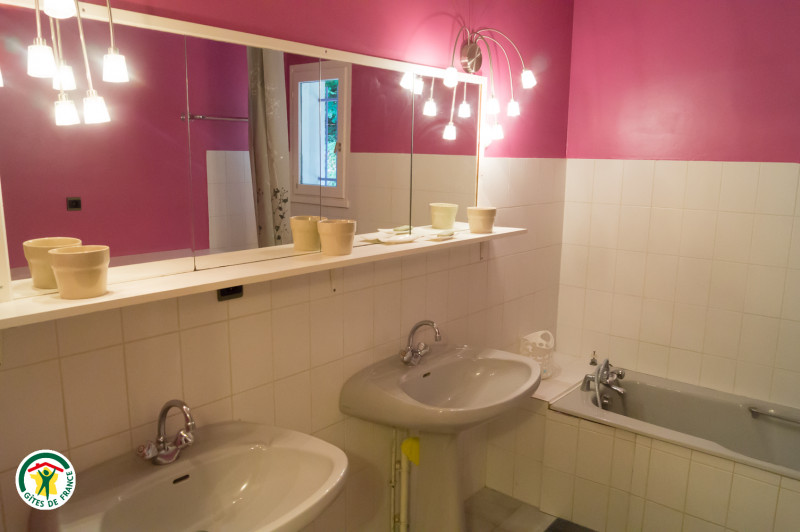 Salle de bain au rez-de-chaussé avec baignoire.