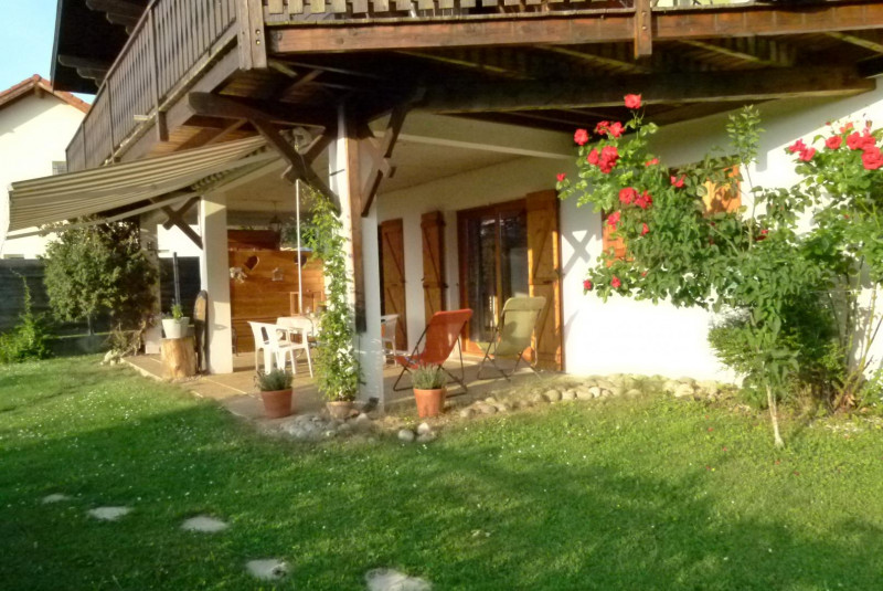 La terrasse et la partie jardin dédiée au gîte