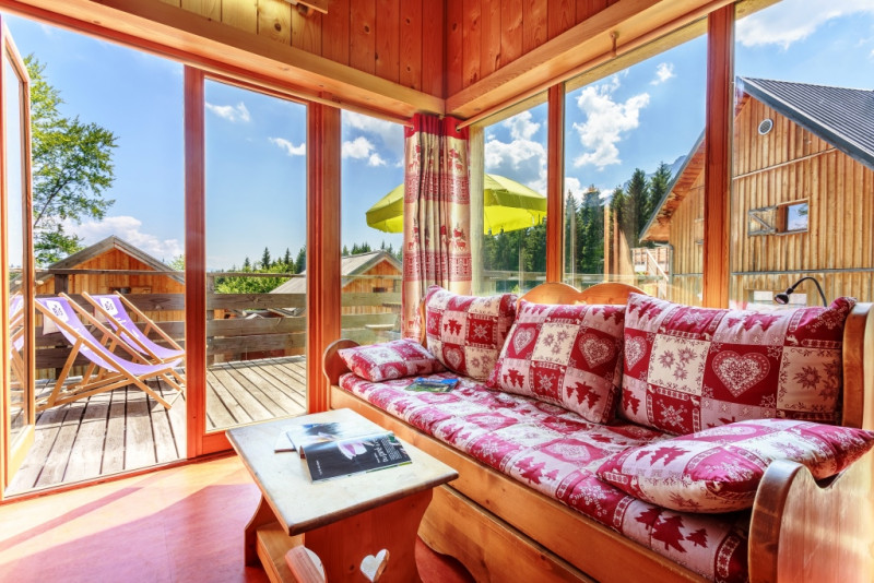 salon gite chalet cabane montagne - © Loïc Perron salon gite chalet cabane montagne