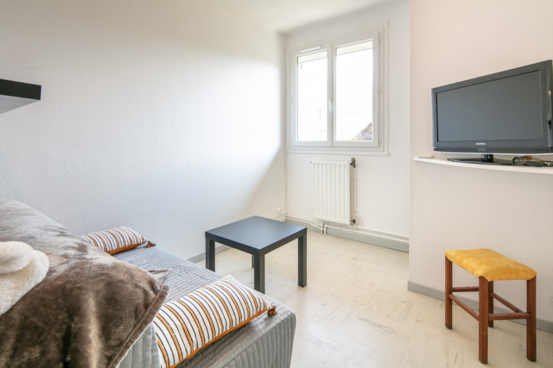 Chambre avec canapé BZ - Appartement dans maison La Valentine n°117 - © Clévacances Chambre avec canapé BZ - Appartement dans maison La Valentine n°117