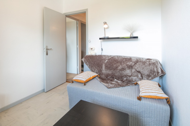 Chambre avec canapé BZ - Appartement dans maison La Valentine n°117 - © Clévacances Chambre avec canapé BZ - Appartement dans maison La Valentine n°117