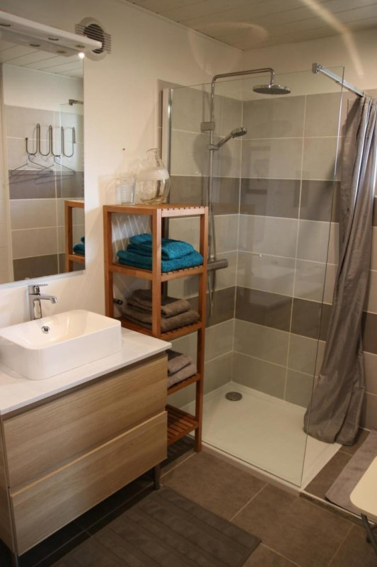 Salle de bain avec douche à l'italienne - © Gîtes de France Salle de bain avec douche à l'italienne