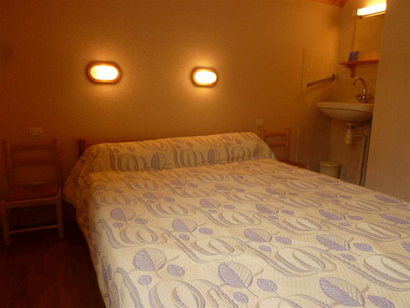 Chambre 4 = lit en 140 avec coin lavabo - © Gîtes de France Chambre 4 = lit en 140 avec coin lavabo